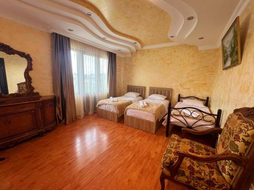 ein Hotelzimmer mit zwei Betten und einem Stuhl in der Unterkunft Villa in Chakvi in Chakvi