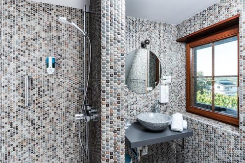 a bathroom with a sink and a shower at Gästehaus Obsthof Gottenheim in Gottenheim