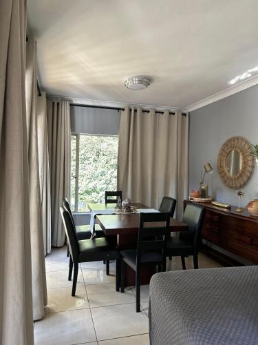 Ruang duduk di Spacious Entire House in Menlyn, Sleeps 8, Ideal for Groups