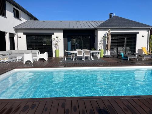 Photo de la galerie de l'établissement Villa avec Piscine, à Dinard