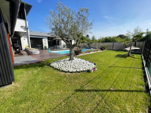 Photo de la galerie de l'établissement Villa avec Piscine, à Dinard