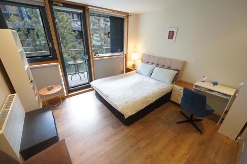 Postel nebo postele na pokoji v ubytování 1-bedroom business hub easy life