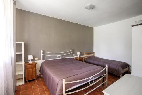 a bedroom with two beds and a table with lamps at Agriturismo Camera dei ladri in Marsiliana