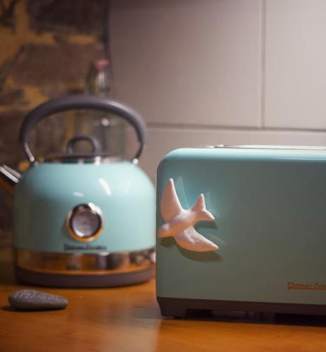 a toaster with a star on it sitting on a counter at PampiHouse, casa de xisto junto ao rio in Pampilhosa da Serra