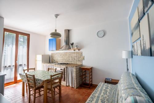 a kitchen with a table and chairs in a room at Agriturismo Camera dei ladri in Marsiliana