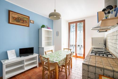 a kitchen and dining room with a table and chairs at Agriturismo Camera dei ladri in Marsiliana