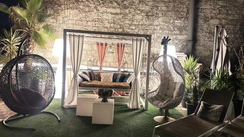 Photo de la galerie de l'établissement Luxury Rooftop Escape with Jacuzzi & Sacré-Cœur View, à Paris