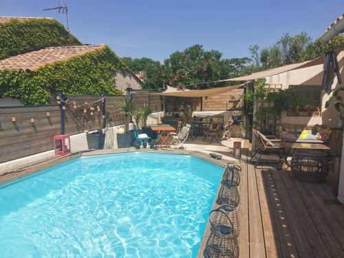 une grande piscine située à côté d'un patio dans l'établissement Villa exotique, à Paulhan