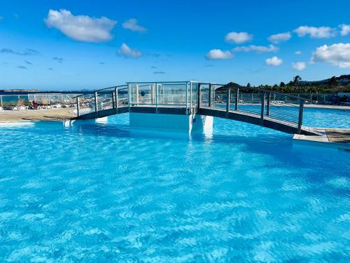 Bazén v ubytování Mont Vernon Secret Magnifique studio sur la plage avec piscine Orient Bay nebo v jeho okolí