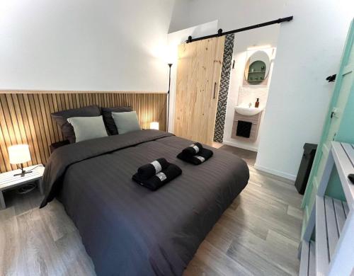 Una cama o camas en una habitación de T1 neufs climatisés sur-équipés