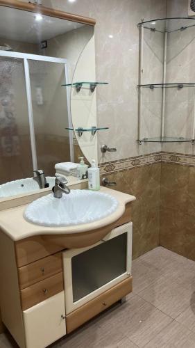 a bathroom with a sink and a mirror at Casa Familiar con barbacoa in Finisterre