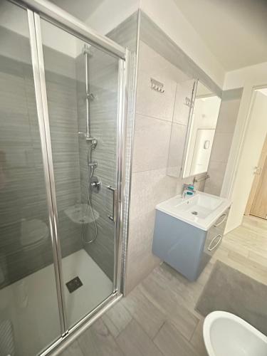 Un baño con ducha, inodoro y lavabo. en Sea House, en Giovinazzo