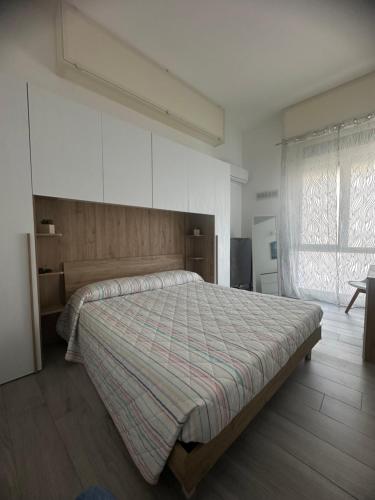 Un dormitorio con una cama grande y una ventana. en Sea House, en Giovinazzo