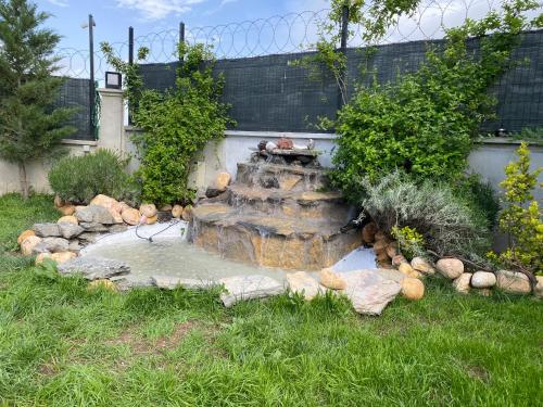 Zahrada ubytování Cozy home - Garden, Fireplace & Cinema Experience