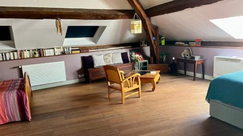 Posezení v ubytování Maison de village chaleureuse avec terrasse 3 étoiles