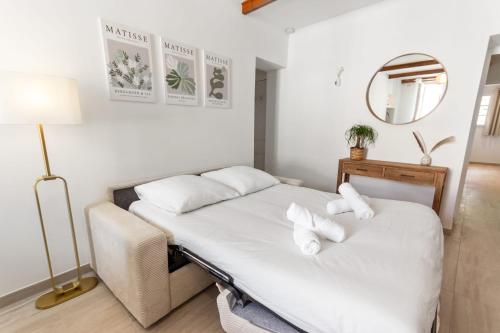 - 2 lits dans une chambre avec une lampe et un miroir dans l'établissement L'Aubernon - Hypercentre - Old Antibes - AC - Beach, à Antibes