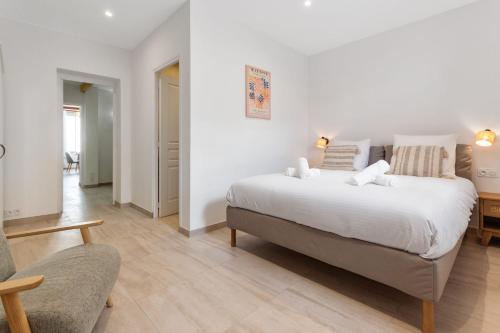 une chambre avec un grand lit et une chaise dans l'établissement L'Aubernon - Hypercentre - Old Antibes - AC - Beach, à Antibes