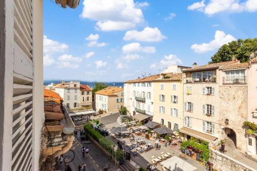 une vue d'une rue de la ville depuis un bâtiment dans l'établissement L'Aubernon - Hypercentre - Old Antibes - AC - Beach, à Antibes