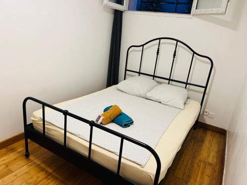 - un lit avec un cadre noir et 2 oreillers dans l'établissement Villa de rêve au soleil Parfaite Pour un séjour à 4, à Nice