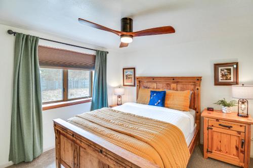 Ένα ή περισσότερα κρεβάτια σε δωμάτιο στο Ranch-Style Retreat in Downtown Buena Vista!