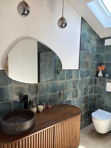 une salle de bain avec un lavabo, des toilettes et un miroir dans l'établissement La cave, à Paraza