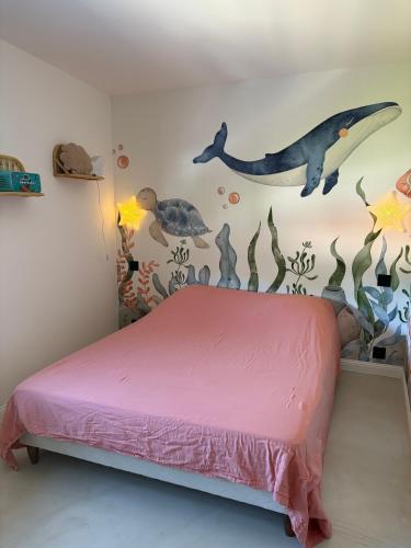 - une chambre avec une fresque murale représentant des dinosaures dans l'établissement La cave, à Paraza