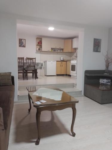 un soggiorno con un tavolino da caffè e un divano di Apartment Mirko a Ohrid
