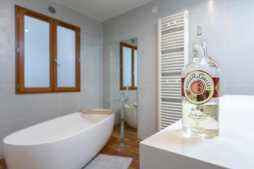 une bouteille de whisky posée sur un comptoir dans une salle de bain dans l'établissement luxueux Appartement paris 6, à Paris
