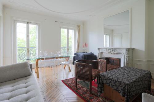 un salon avec un canapé et une table dans l'établissement luxueux Appartement paris 6, à Paris