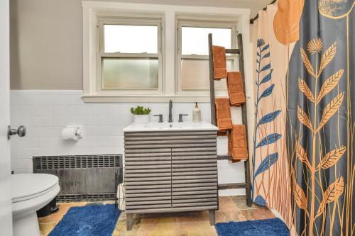 Bilik mandi di Modern Comfort