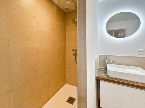 une salle de bain avec un lavabo et un miroir dans l'établissement La Belle Étoile - Calme - Plages & Cœur de St Malo, à Saint-Malo