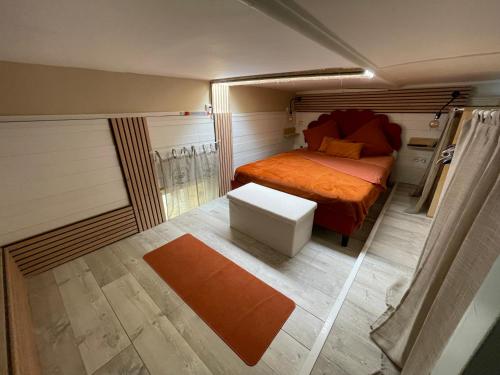 - une petite chambre avec un lit dans l'établissement Appartement avec terrasse à 50 m de la plage, à Valras-Plage