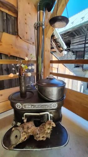 un pot et un poêle dans l'établissement AU SOMMET DES NARCISSES, à Albiez-Montrond