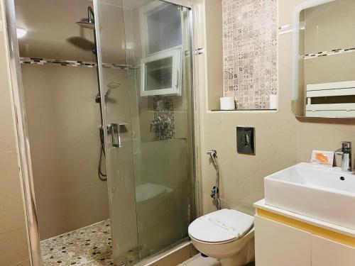 une salle de bain avec une douche, des toilettes et un lavabo dans l'établissement Villa de rêve au soleil Parfaite Pour un séjour à 4, à Nice