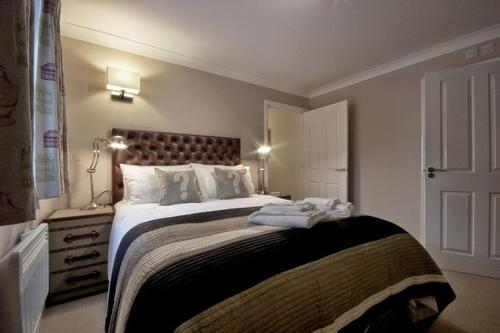 a bedroom with a large bed in a room at Pottergate Apartments 3 bedroom 2 bathroom Central Luxury Apartment in Norwich