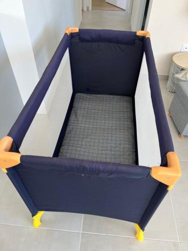 a hammock bed in a living room at Sables des Dunes, jolie maison neuve tout confort, vacances famille ou entre amis, 500 m plage in Brétignolles-sur-Mer