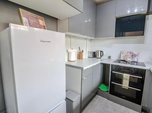 Η κουζίνα ή μικρή κουζίνα στο Charming Stay Near Candawater Station - City Access!