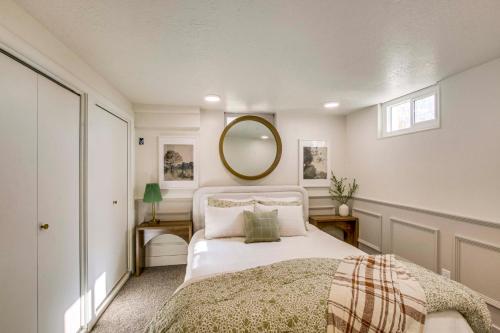 Katil atau katil-katil dalam bilik di Ski, Hike and Relax Ogden Apt with Patio!