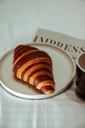 Enea City Suites في مدينة هيراكيلون: قطعة من لحم الخنزير المقدد على طبق على طاولة