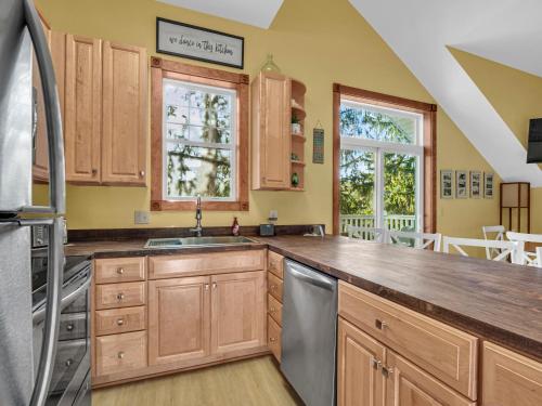 Η κουζίνα ή μικρή κουζίνα στο Victorian Inn Elkhart Lake