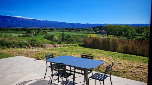 une table et des chaises posées sur un patio dans l'établissement Cap sur le Ventoux, à Mormoiron