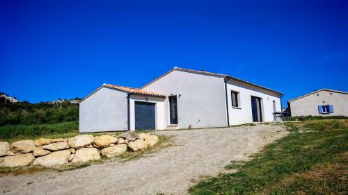 une maison blanche au sommet d'une colline dans l'établissement Cap sur le Ventoux, à Mormoiron