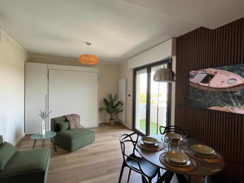 Una sala de estar con una mesa y una habitación con un sofá. en Sunset Bridge Grado - NEW 2025, en Grado