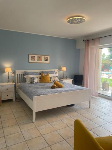 une chambre avec un lit avec un ours en peluche dessus dans l'établissement Villa Sole - Recharge and Dream, à Saint-Paul-de-Vence