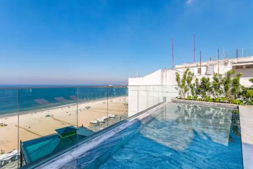 Swimmingpoolen hos eller tæt på Luxo à beira mar com Jacuzzi particular