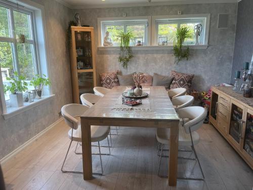 Posezení v ubytování Summer villa with heated pool 50 min from Bergen