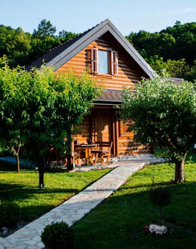 a log cabin with a picnic table in front of it at Green Field Apartments in Virpazar