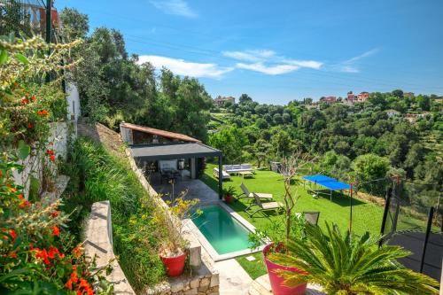 une villa avec une piscine et un jardin dans l'établissement Luxe & soleil à Nice Villa avec vue panoramique, à Nice