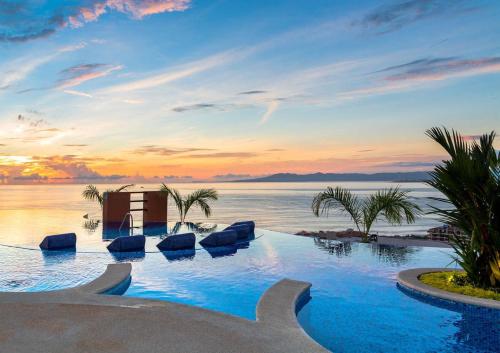 Residences by Pinnacle - Luxury 2 bed, 2 bath Romantic Zone condo