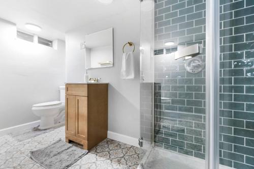 クイーンズにある3BR w/Office+Basement/Utilities+Parking/Near LIRRのバスルーム(シャワー、洗面台、トイレ付)